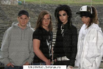 i orice cu just luv k shi din popcorn cu tokio hotel canta in engleza!!!