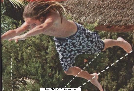 poze tom kaulitz!!! cumnatzica mea zis ....ca aici sare dupa mine....in apa....ca vroiam mai ies....